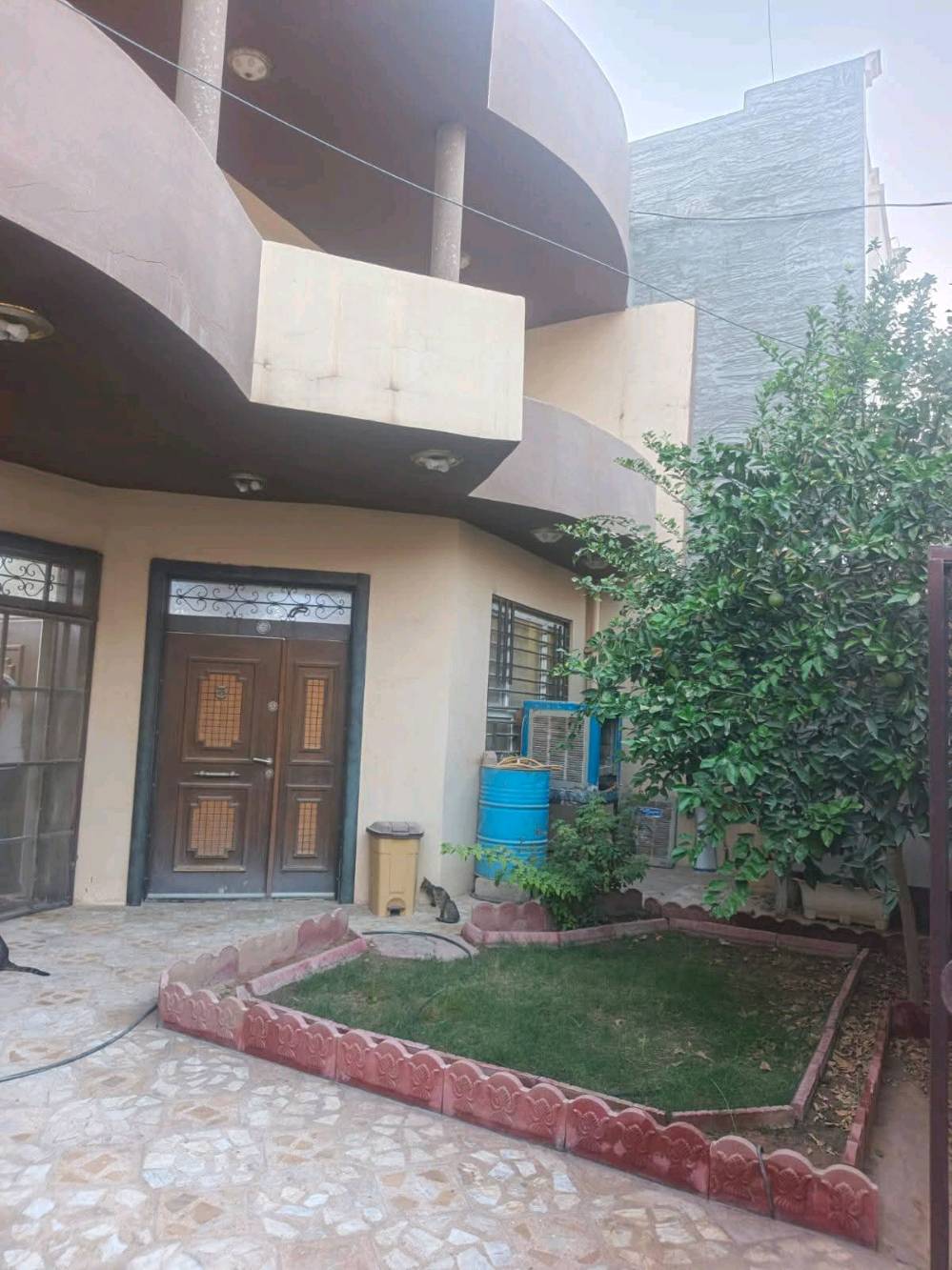 سلام عليكم 
دار للبيع
مساحة 200م
10×20
طابقين 4 غرف نوم صحيات 2 شقوف ثانوية طابقين 
ابواب قاصة 
الارضيات كاشي كل البيت 
المجاري منهول سبتتنك
الاناره بوري دفن قابله للتبديل 
الشبابيك بلاستك وكتائب حديد 
كراج وحديقة 
ممرات خارجية خلف البيت 
السطح شتايكر 