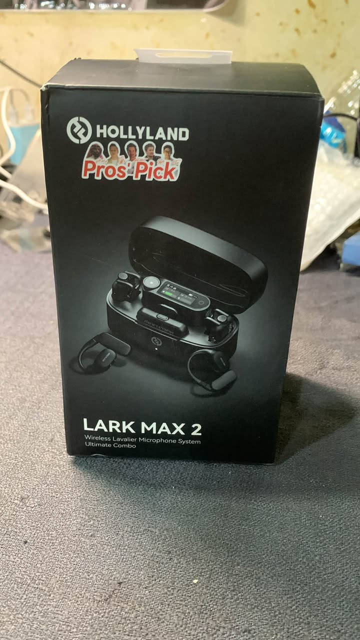نظام الميكروفون اللاسلكي الاحترافي Hollyland Lark Max 2 (نسخة Ultimate Combo).يُعد هذا النظام أحد الخيارات الاحترافية لصنّاع المحتوى، والمصورين، والمذيعين، حيث يقدم تجربة تسجيل ومراقبة صوتية لاسلكية متكاملة.أبرز مواصفات ومميزات النظام:تسجيل داخلي بعمق 32-بت (32-bit Float): يتيح لك التسجيل الداخلي على أجهزة الإرسال مباشرة لحماية الصوت من التشويه (Clipping) حتى لو ارتفع الصوت فجأة.مراقبة لاسلكية عبر سماعات OWS: يأتي مع سماعات مراقبة لاسلكية مبتكرة تتيح لك سماع الصوت المسجّل في نفس اللحظة بدون أسلاك.إلغاء الضوضاء بالذكاء الاصطناعي (AI Noise Cancellation): ميزة ذكية لتصفية أصوات الخلفية والرياح والضوضاء المحيطة للحصول على صوت نقي.مزامنة التايم كود (Timecode Generator): يسهل عملية مطابقة الصوت مع الفيديو أثناء المونتاج بدقة عالية.عمر بطارية طويل: يصل تشغيل الميكروفونات إلى 11 ساعة، وتمتد حتى 36 ساعة عند استخدام علبة الشحن المتضمنة.مدى إرسال واسع: يدعم الاتصال اللاسلكي الثابت لمسافة تصل إلى 340 متراً في خط الرؤية المباشر.توافق شامل: يتضمن مستقبلات للكاميرات (Camera-Mount) وأخرى للهواتف والأجهزة الذكية عبر منفذ USB-C.


**إذا كنت صاحب هذا الإعلان وتريد حذفه لأي سبب، رجاءا أرسل رسالة إلى الدعم الفني**