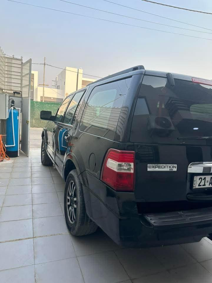 🔥 للبيع – فورد اكسبدشن XLT موديل 2008 خليجي 🔥
🚘 سيارة عائلية قوية وفخمة، اعتمادية وتتحمل السفر والاستخدام اليومي بكل ثقة.
المواصفات:
الفئة: XLT
المحرك: V8 قوي
القير: أوتوماتيك
نظام الدفع: دفع رباعي
المكيف: 3  قطع – تبريد ممتاز
المقاعد: قماش مريح
مابيها صبغ فقط تكحيل مكانين وشخوط باب السايق
تحكم من المقود
مثبت سرعة
جنوط ألمنيوم
زجاج ومرايا كهرباء
سنتر لوك
داخلية نظيفة جداً
الهيكل متماسك
صيانة منتظمة
🌍 خليجي أصلي – يتحمل أجواء الخليج والعراق
🧰 جاهز للفحص والاستخدام بدون مصاريف
📅 الموديل: 2008
🛞 الممشى: (300+)
💰 السعر: (110)
📍 الموقع: (النجف الأشرف )
📞 الاتصال / واتساب: (*********** /***********)
