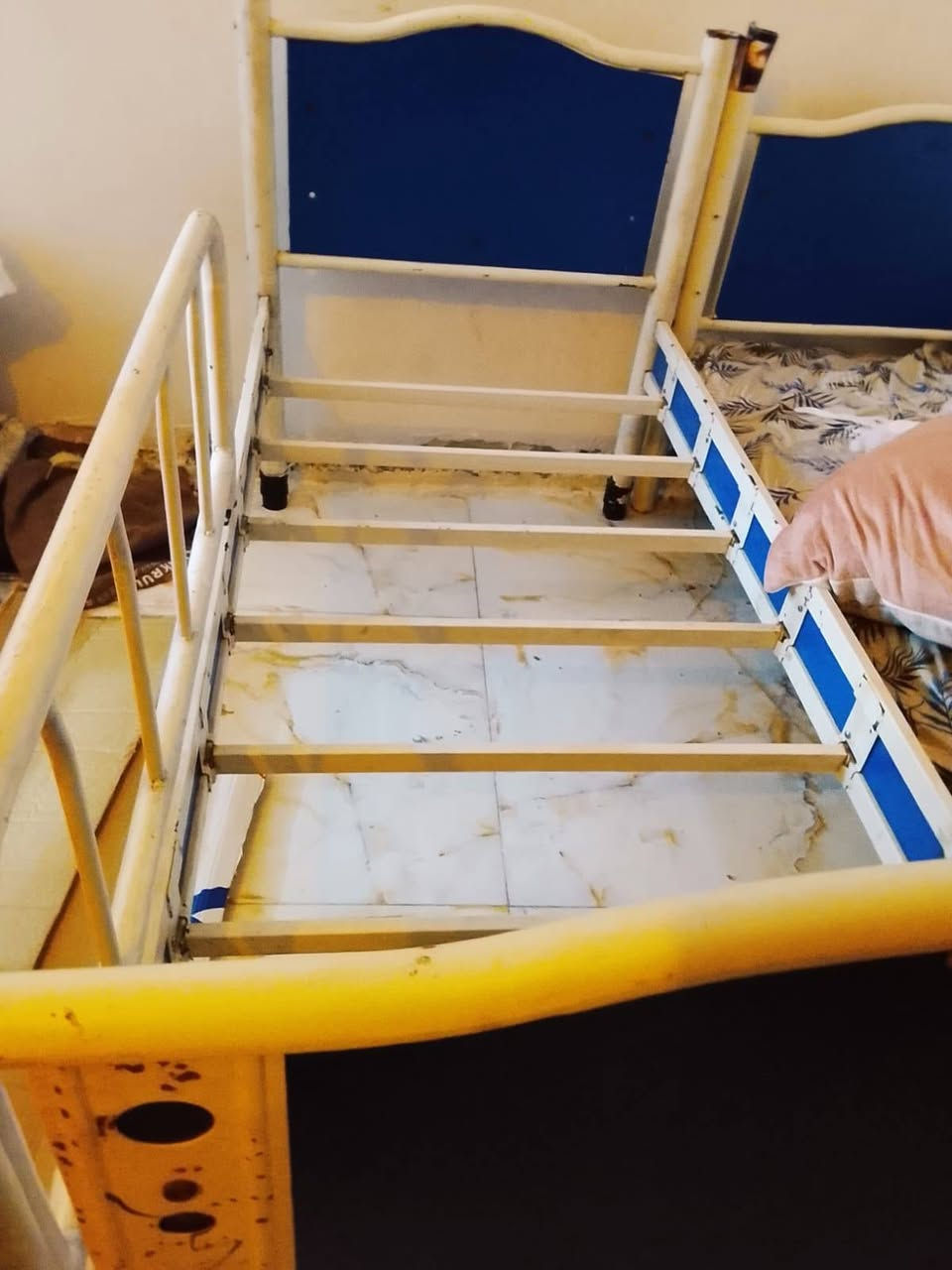 السلام عليكم.عندي هاي الغراض جرباية ام الطابقين هية والدرج وهذا حاجز بس عوزة قماش قيم واخذهن نضيفات والله ***********
