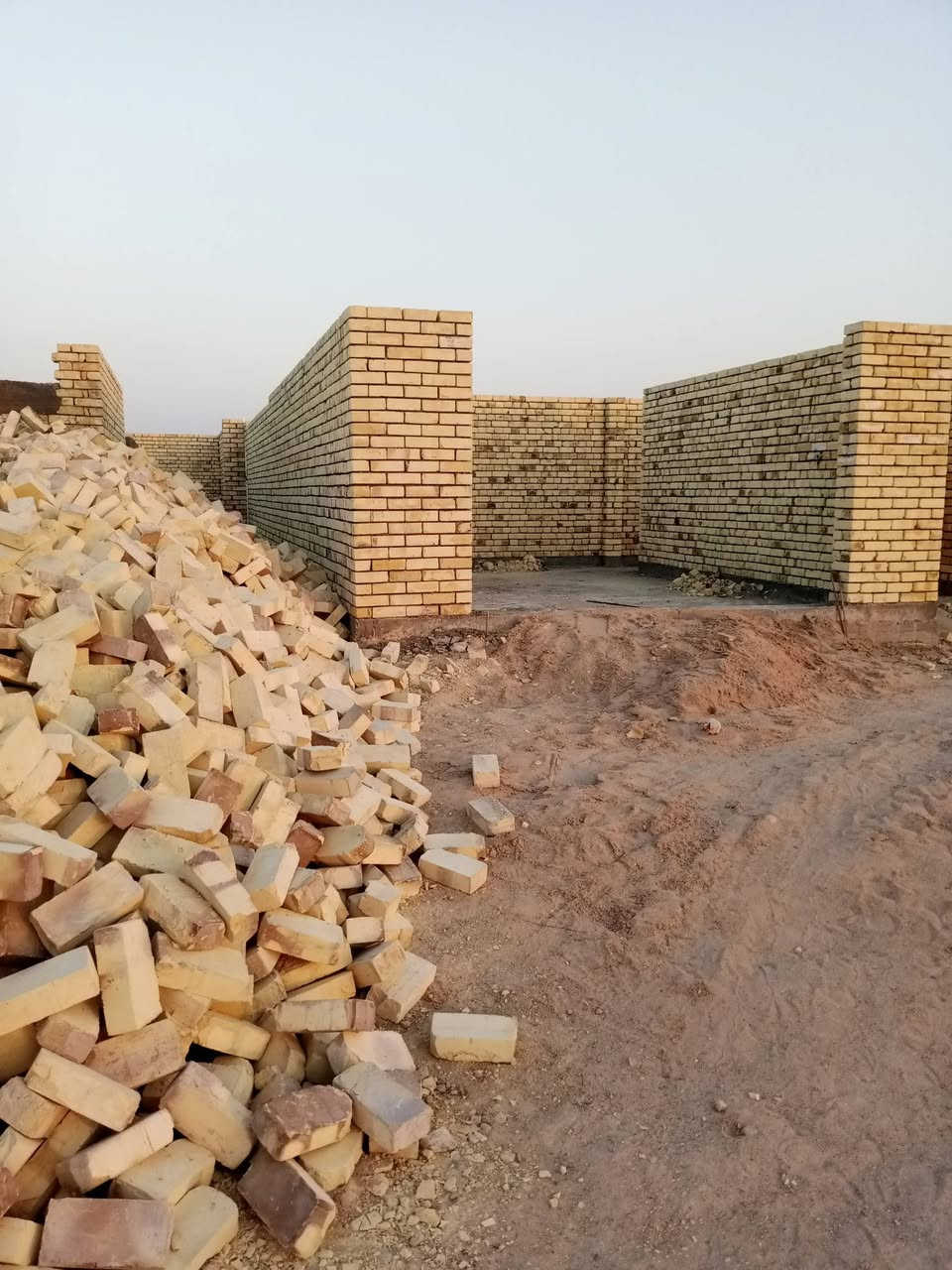 سلام عليكم خلفه بناء متفرق شغلي على الدبل وعلى المتر والشغل شوف عينك *********** متواجد واتساب
