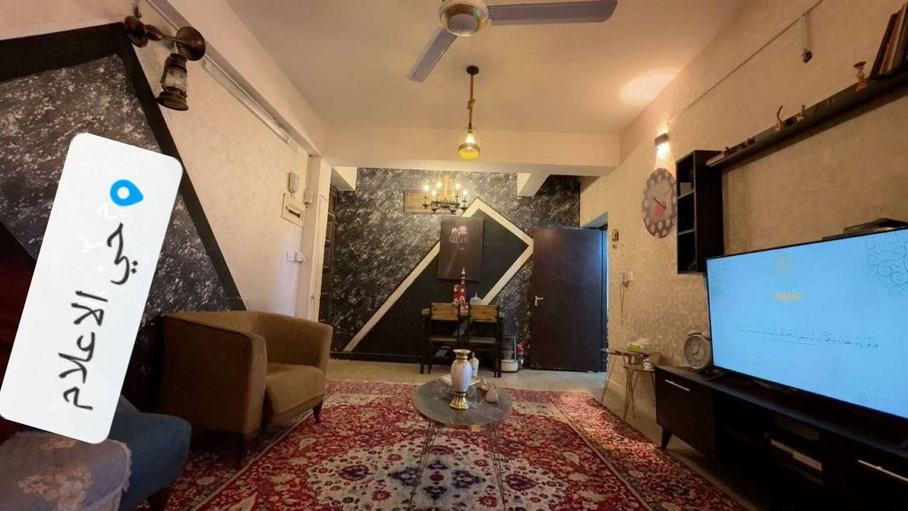 السلام عليكم ورحمة الله شقه للبيع 
مساحه 107م موقع حي الاعلام 
مجمع 6 قرب الشارع العام 
تحتوي على 
صاله مطبخ خدمات مع ثلاث غرف نوم 
للتواصل واتساب/***********
سعر مناسب جداً
