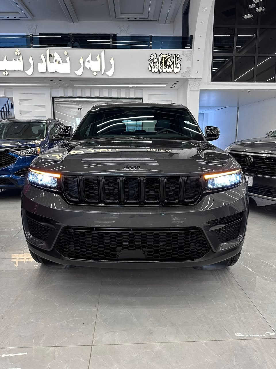 جيب گراند شيروكي موديل ٢٠٢٥ فئة بلاك توب ماشية ٩ الف فقط وارد أمريكي حادث بسيط جداً رقم شانصي موجود جاملغ أمامي صبغ فقط بدون دواخل بدون إيرباك سعر ٣٤٠ ورقة مكان السيارة اربيل *********** واتس آب *********** كورك
