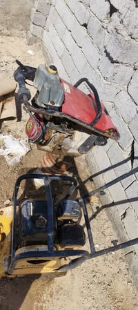 قفاز وحادله للبيع سعر ٧٥٠ قفل ليريدهن هاذه رقمي  ٠٧٨٦٢٣٣٩٨٥٤
