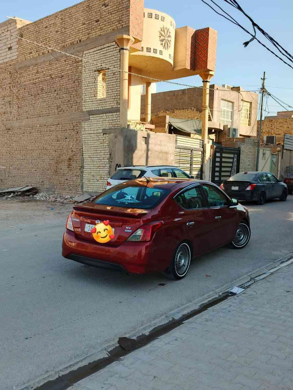 السلام عليكم نيسان فيرسا  البيع او مراوس و ترهم اقصاد حسب المقدمه 
موديل 18 رقم الدول الجديد السنويه ال30بشهر ال11يلا تنتهي حبايب كلبي السياره بسمي شخصين تاخذ مني مداور ثاني يوم 
السياره بيها ضرر من امريكا فقط جاملغ امامي جهت العبري  و بل عراق صار بيها قطعتين صبغ و بيها تعدل خفيف بل لغد 
السياره جديده ما عايزها اي شي مكينه و كير و حداديه خير من الله تبريد تخم تاير ابو الخطة ويل حجم 15
داخل اسود اربعه جام كهربائ السياره جاهزه من كلشي
كاعيه جلد تحكم ستيرن 
 كامره خلفيه حساس خلفي 
منضومه زنزن بيها السياره 
و بل عافيه ع ياخذها
 اخواكم و خادمكم امير النعماني مكاني نجف كوفه حي ميسان 
السعر المطلوب 83وبيها مجال  
***********
