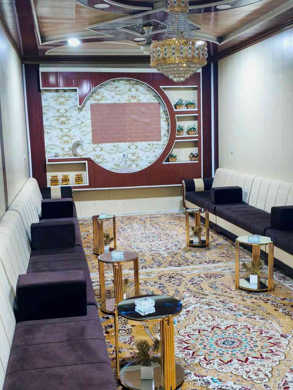 سلام عليكم 
بيت للبيع حي الجوادين قرب المدرسة الصينيه 
المساحة الكلية: 336 م
 غرفتين نوم
 الأول (4.5 × 5) الثانية (4.5 × 5).
 الصالة: 7 × 4.5.
 المطبخ: 6 × 4.
 الديوانية (البراني): 9 × 4.5.
 صحيات داخلية وخارجية.
  (المساحة المتبقية  تقريباً 90 م ( كراج، وحديقة)
للاستفسار/ مراجعة مكتب عقارات الفنار مجاور مستشفى الخضر العام (***********)
