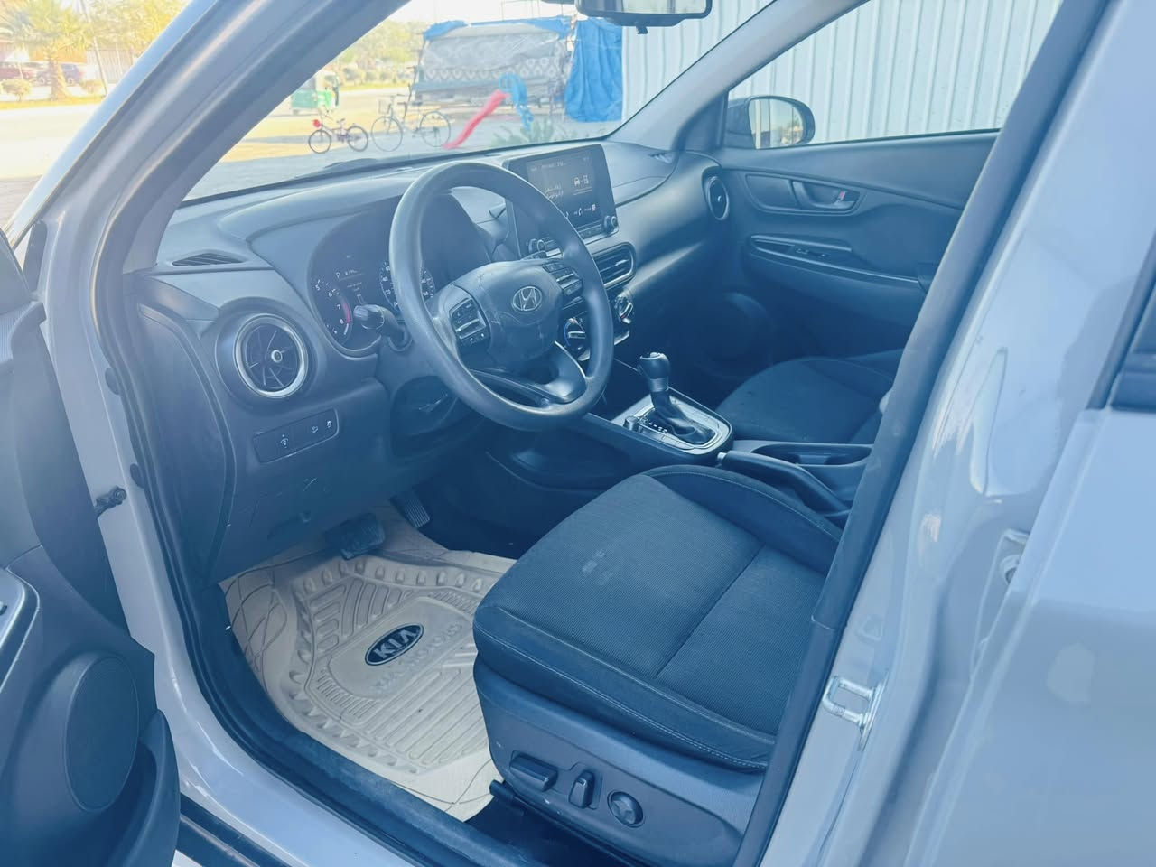 كونا لون اسمنتي موديل 2023نوع المحرك: 4 سلندر سعة (2000 سي سي). السيارة نضيفة جدا جدا  

المحرك (دوش)
نظام الدفع: رباعي منحدرات
. أنظمة السلامة والرادارات (Safety & Tech)
تتميز هذه النسخة بمجموعة تقنيات
رادار أمامي (Forward Collision-Avoidance): للتنبيه من التصادم الأمامي.

أوتو بريك (Emergency Braking): نظام كبح تلقائي عند الطوارئ.
مثبت سرعة ذكي (Cruise Control): يحافظ على سرعة السيارة وثباتها في الطرق الخارجية.

نظام الحفاظ على المسار (Lane Keeping Assist): تنبيه وتصحيح المسار إلى.

الضرر المذكور: (بوند وجاملغ) في أمريكا مصلح.

الشاشة: شاشة لمس قياس 8 إنش تدعم Apple CarPlay و Android Auto.

كاميرا خلفية: عالية الدقة مع خطوط توجيهية.

وضعيات القيادة (Drive Modes): تشمل وضعيات (Normal, Sport, Smart)
حساسات إطارات: نظام مراقبة ضغط الهواء في الإطارات (TPMS).الموقع الموصل ***********
