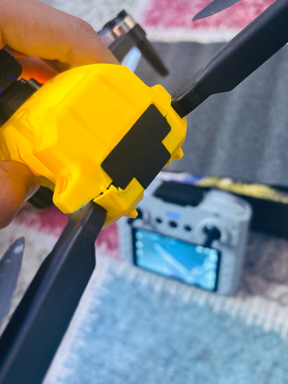 درون لعب وتصوير تصويره HD (720p)
بيه كامرتين اماميه وجواها تحكم سلس 
ريش اضافيه طياره مستخدمه نضافته 90‎%‎
بيه ضربه خفيفه متئثر  بس حبيت اصوره 
مكاني واسط مركز المدينه