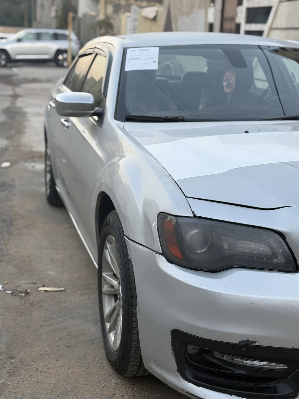 سلام عليكم كرايزر 2012 بسمي بدون حادث اهناء صار بيه جاملغ الخلفي بس الهلال يعني  مواصفات شاشه جبيره كير موس وبعد معروفه داخل صاج تخم تاير حداديه جديده ما عده الدبل المامي بغداد طالبيه ***********السعر ١٦٥ وبيه مجال قليل
