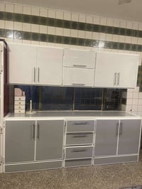 كاونتر ألمنيوم • سِنك مرمر أصلي • نظيف