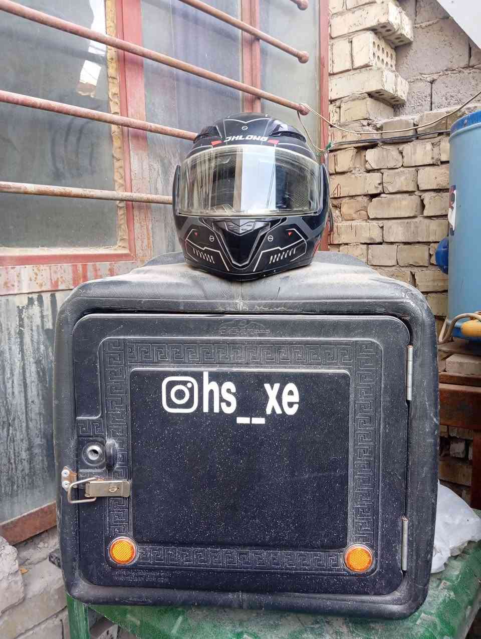 سلام عليكم خوذه +صندوك دلفري ثنينهم جديدات بس متروكات يرادلهن غسله السعر ٧٠ وبيهن مجال مكاني بغداد الزعفرانية شراي اتصل***********موجود واتساب
