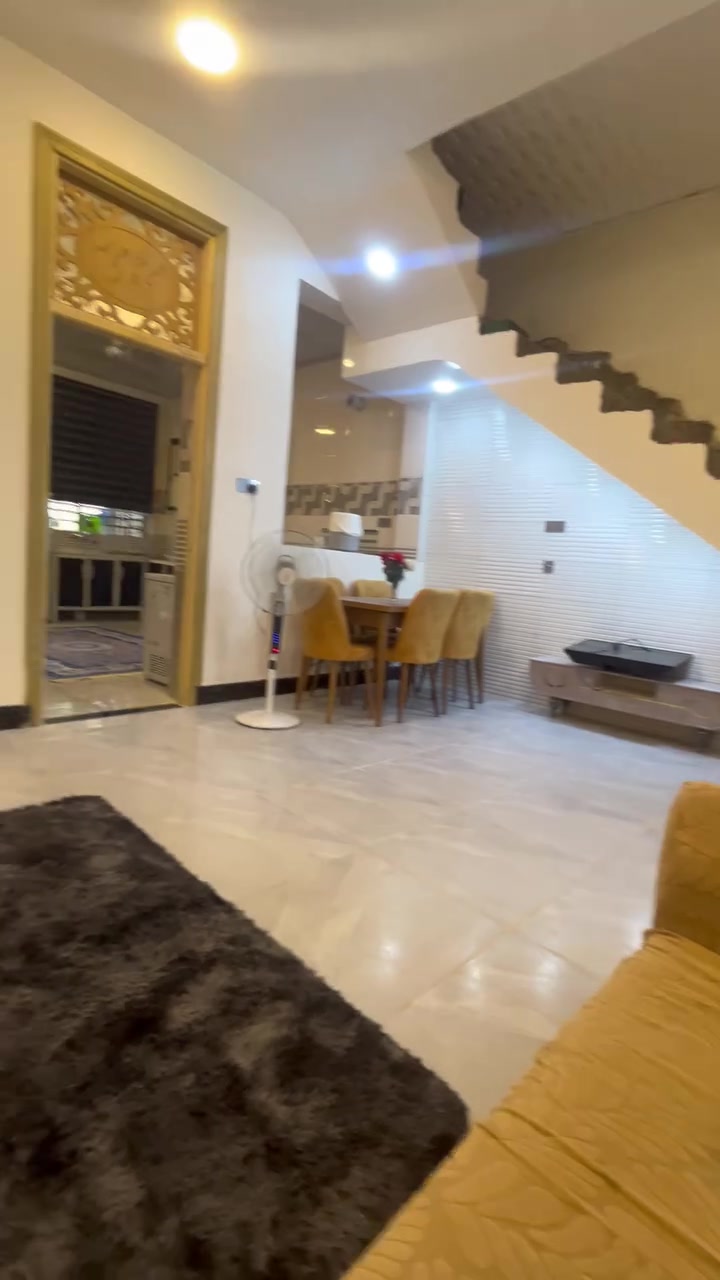 السلام عليكم بيت للبيع عنوان ورديه خارج قريب عاشارع العام مساحته ١٥٥بناء حديث عايز ستاره وبيتونه وتطبيك درج ***********
