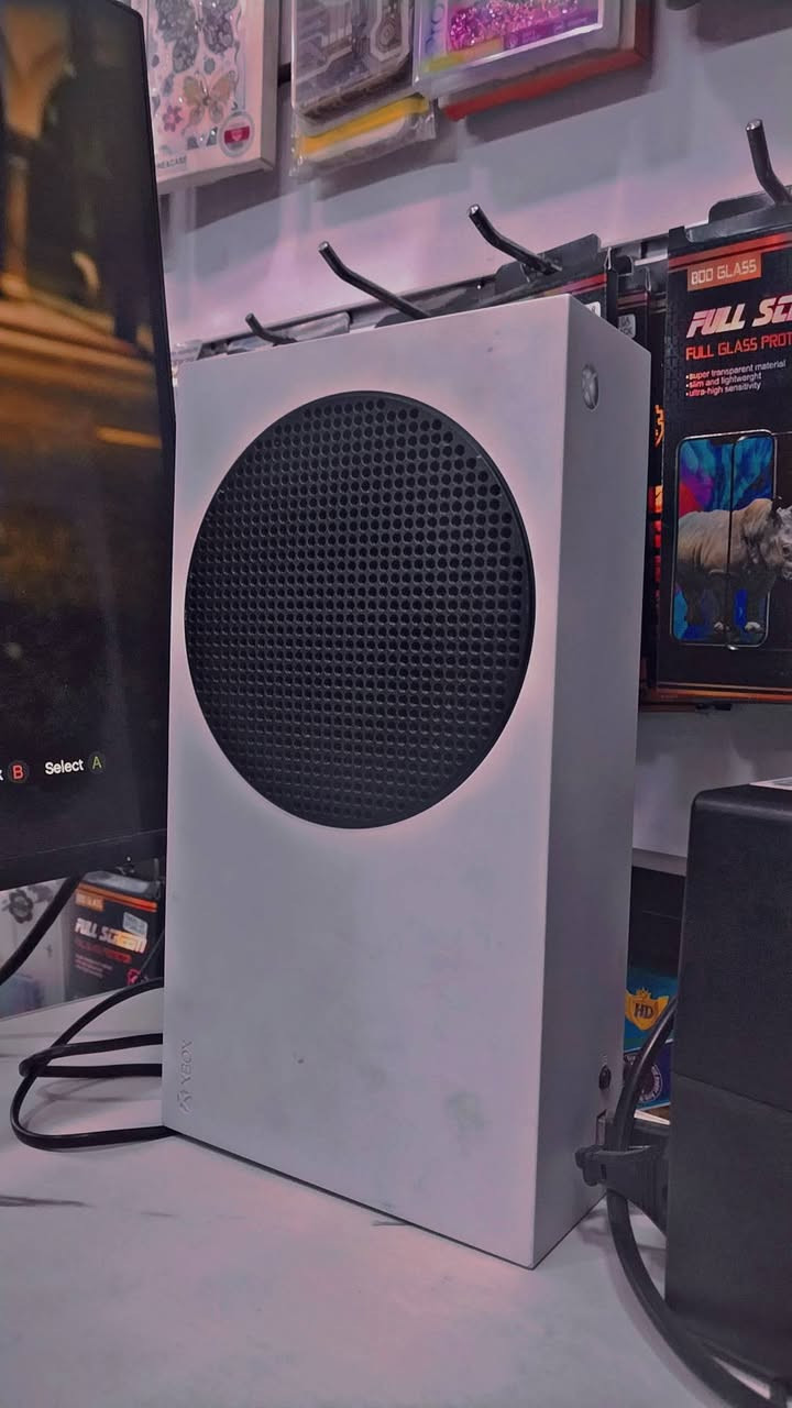 اكس بوكس سيريس اس نضيف كلش مع ملحقاته شاشه 120 افريم + جهاز UPS + يده اصليه استخدام شهر فقط سعر 450 الف وبيه مجال بكان بغداد الامين الثانيه رقم موبايل ***********
