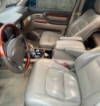 لێگزس 2000 LX 470 بێ ڕەقەم  یەک پەڵی بچوکی بۆیاخی ئەمریکا هەیە سەر هیل...