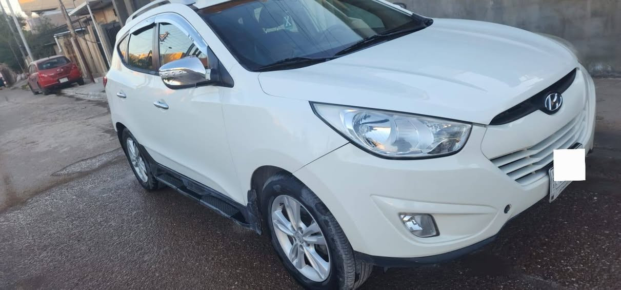 سلام عليكم
Hyundai Tucson
 هيونداي توسان 2011 خليجي مضلع 
اللون ابيض ⚪️
السيارة مواصفات Standard 
محرك DOHC 2.0L 
القدرة الحصانية 167 🐎
العزم 197 نيوتن.متر ⚙️
 Oil Engine : 5W- 30 
فلتر الدهن K&N
الكير اوتوماتيك ⚙️
نظام الدفع : سحب امامي 2WD 🛞
قمارة حديد 
عدد الركاب : 5 💺
المحرك غير مفتوح 
الكير غير مفتوح 
عداد السيارة : 122775 KM 🛣
اضافة : 
حساسات وشاشة
مكفولة من الصبغ عدى دعامية الامامية مصبوغة اثر شخوط
السعر : 134💵  
الموقع : بغداد
للأستفسار : ***********

