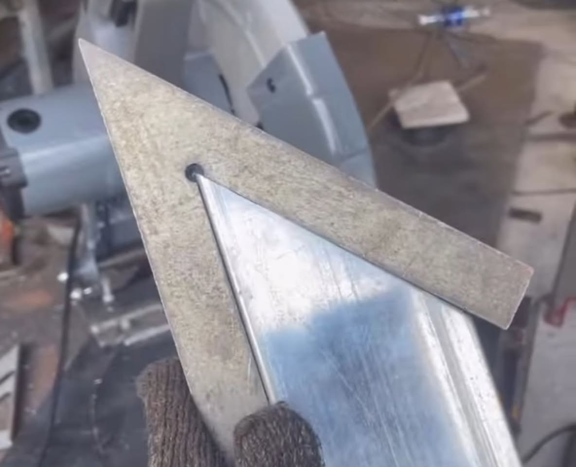 السلام عليكم قاعده كتر متحركه كل الزوايه وبلمليم شغل درجه اولى كدام العين سارع بلحجز اسعار تنافسيه السعر 85 الف ويوجد توصيل كل المحافضات ***********
