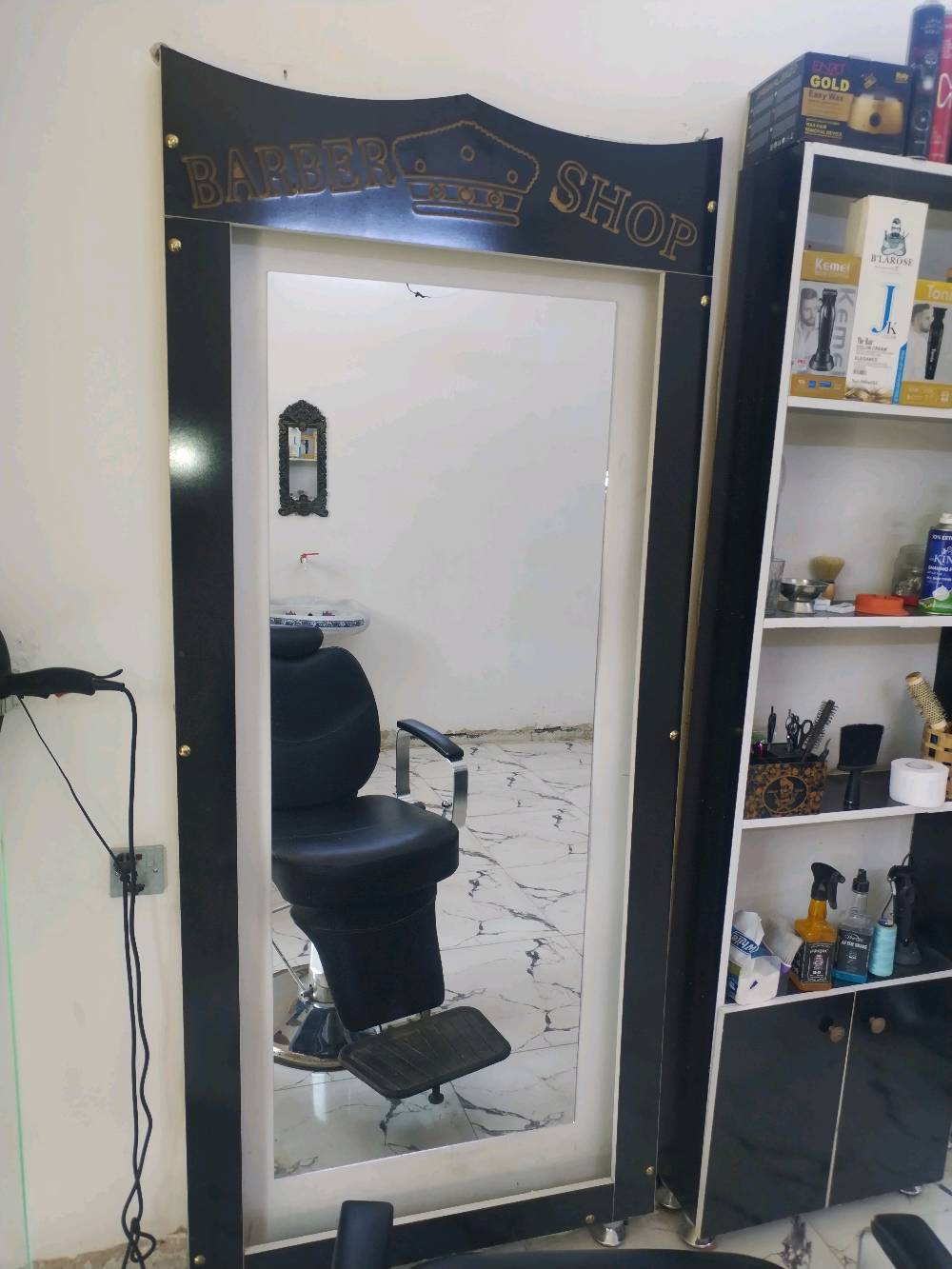 
السلام عليكم كرسي+ مراية للبيع 
بغداد حي اور 