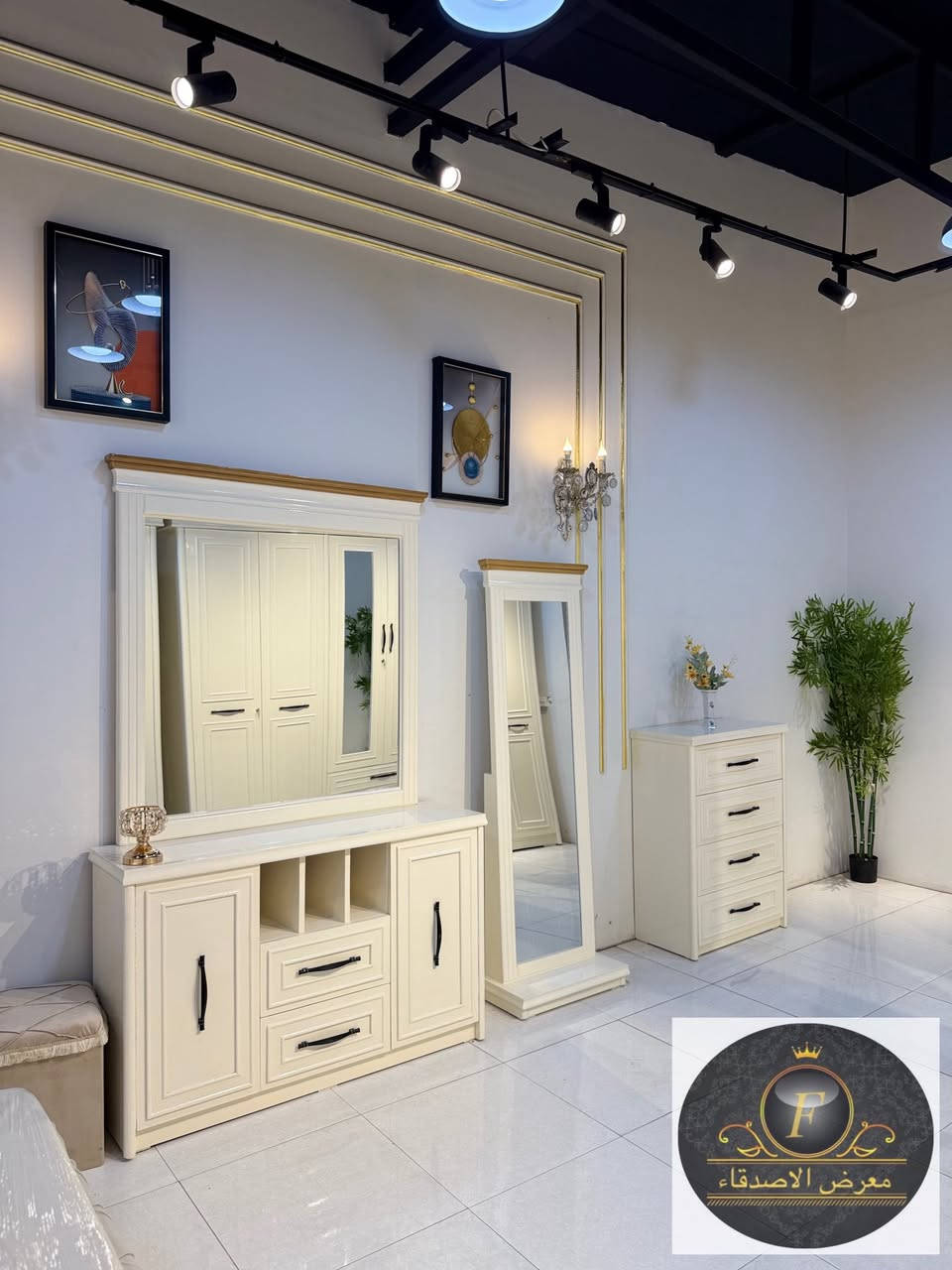 معمل ومعرض الأصدقاء 

‏صناعة العراقي 🇮🇶

موديل فطومه 

السعر مليونين و 900الف  فقط

تتكون الغرفة 
 10قطع 
سچة بلوك بورد 
 داخل (4)ملم صاج طبيعي
  الوجه 8ملم NDF
قبضة الابواب يدة مصري
سچة هودرليك بلوك بورد 
 التفصال الداخلي حسب رغبة الزبون 
نرمادة شريطية على طول الباب 
الزاوية بابين ملحق بارتفاع 2.50 سم
السرير رگم لوح خشب الماني
الظهر چرچوبة برغي 
 أرتفاع الكنتور (2.50) طول(320) 
الزاوية والكنتور ظلع واحد.(430)متر 
الصبغ درجة اولى باللون الاوفايت 
مولاحظة 
 ظمان خمس سنوات صيانة مابعد البيع 
النقل والشد مجاني جميع محافظات العراق

العنوان // بغداد الجديدة خلف جامع سامرائي 

 ***********
***********
