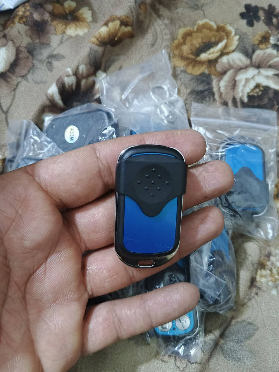 متوفر منه 10 قطع الي يفيده يدفع سعر


**إذا كنت صاحب هذا الإعلان وتريد حذفه لأي سبب، رجاءا أرسل رسالة إلى الدعم الفني**