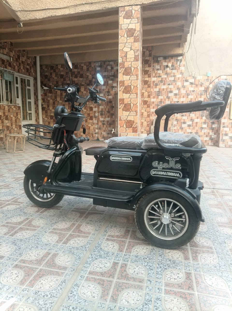 السلام عليكم دراجة شحن معروضة للبيع مستخدمة اقل الاسبوع  مميزاتها موجود. بية 3 مقاعد مقعد مقعدين كبار ومقعد اصغير ويوجد بية 3 بريكات وبية 5 بطاريات بية حساسات وبية بگ وبية شحن تليفون وبية قاعدة تليفون هي دراجة موطور مو ملف وبية جنطة من الخلف وتنشحن الدراجة  الشحنه الوحدة اتمشيك 15 كيلو دراجة زيرو والسعر 900 الف وبية مجال 
العنوان بغداد حي الجهاد حي الفرات قرب جامع الرحمان الرقم ***********
