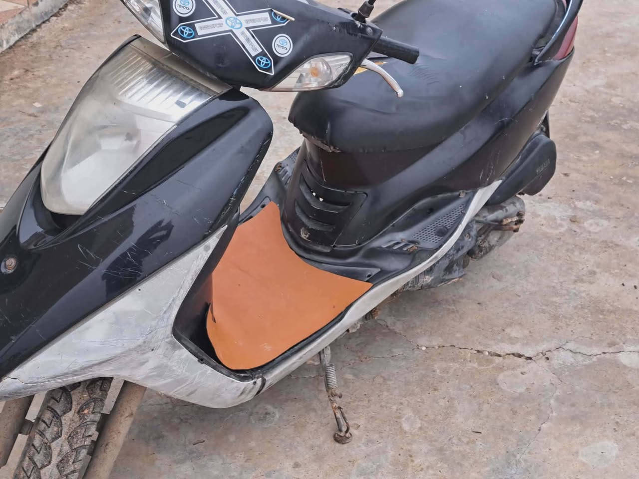 السلام عليكم دراجه بريز ياباني سرعه 140كابريتا مثل ماموضحه بالصور محرك نضيف بدون تنقيص ولاتبخير باتري جديد تشغيل سلف وهندر سعرها 300وبيها مجال رقم تلفون *********** مكان الحصوه شارع الدايره
