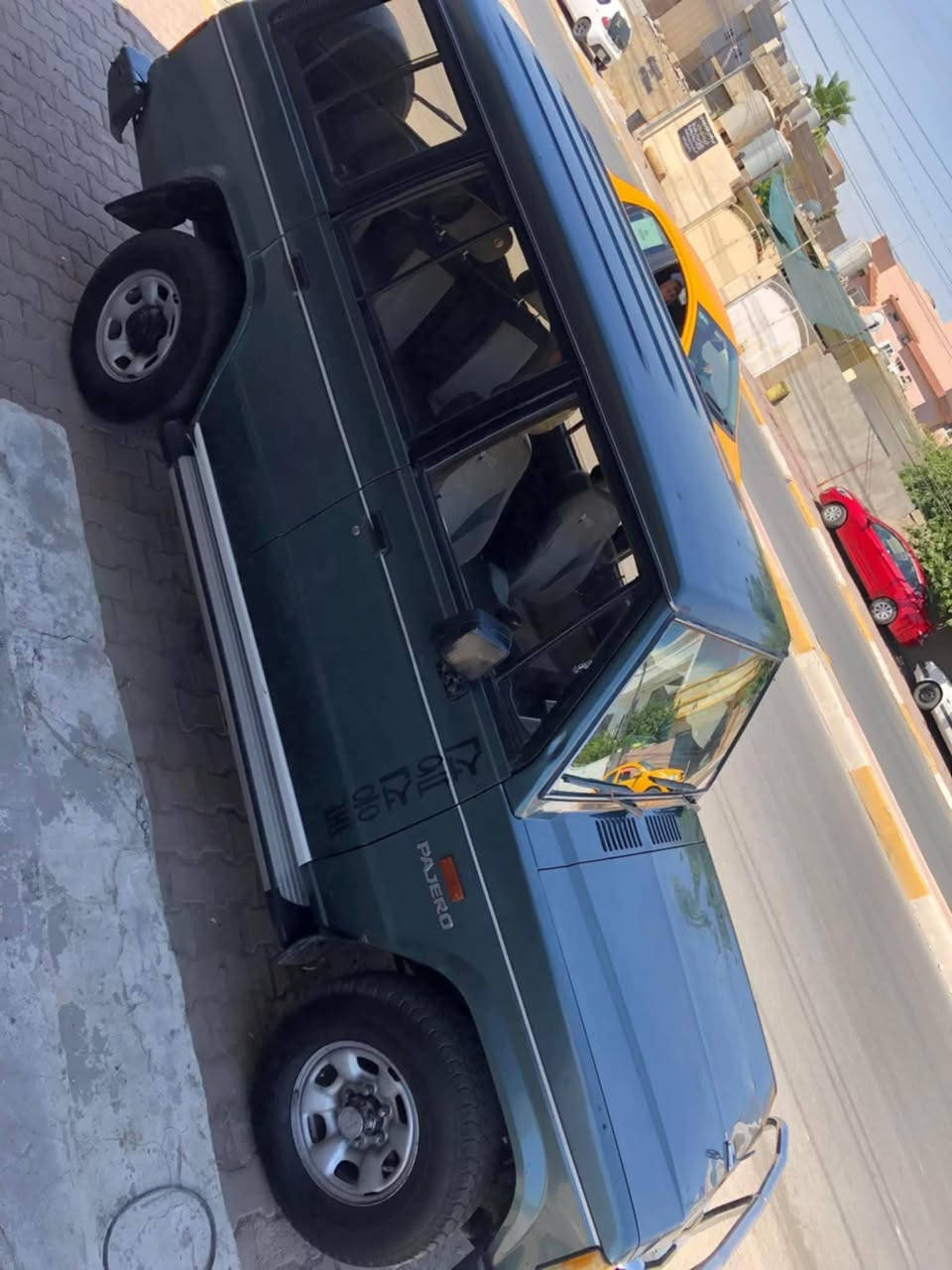 السلام عليكم باجيرو موديل 90سيارة حلوة ونضيفة لاصبغ ولا ضربة دواخل جديدة تبريد شغال كلشي شغال سيارة مال جناي مكان بابل الحمزة الغربي السعر 55بيهة مجال قليل والموشراي لايكسر بلسعر الن اكو حتة ب20(رقم صاحب السيارة***********
