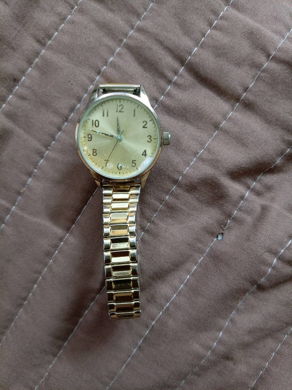 ساعات يد أنيقة ومتنوعة للرجال والنساء، تشمل علامة "Olivia Burton" بتصميم زهور جميل وبسيط وساعات ستانلس ستيل فاخرة. جميع الساعات بحالة جيدة ومثالية للمناسبات اليومية والاستخدام الرسمي. مثالية كهدية أو لإضافتها إلى مجموعتك الخاصة.