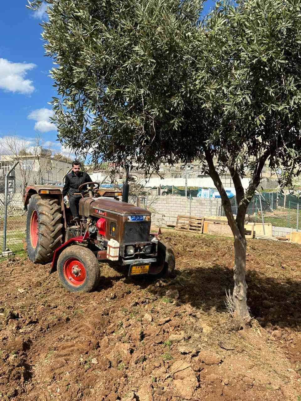 السلام عليكم للبيع مكينه عنتر موديل 86 مكفوله كفاله عامه رقم وسنوية اربيل بدون تحويل محرك گير اكسن مكفول تايرات تركي جديد ستيرن باور مكينه شوفت عينك  السعر/ 5 مليون ونس وبيها مجال مكان سليمانية ***********
