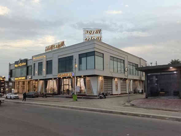 🏢 بناية تجارية للإيجار – الرمادي / شارع 40

بناية تجارية مميزة للإيجار في أحد أهم شوارع الرمادي شارع 40.

تتميز البناية بتصميم عملي ومساحة واسعة تناسب مختلف الأنشطة التجارية.

🔹 تفاصيل البناية:

تتكون من طابقين.

الطابق الأول يحتوي على:

قاعة كبيرة بمساحة 700 متر.

غرفة مكتب مستقلة.

مجموعة صحيات.

مطبخ.

بناية مناسبة للمراكز التجارية، المعارض، الشركات، أو القاعات التدريبية.

للمزيد من التفاصيل
يمكنكم زيارة مكتبناا مكتب العين العقار ع شارع 40 مدخل الصوفيه الثانية 

او الاتصال على الارقام 

***********٥
***********
***********
