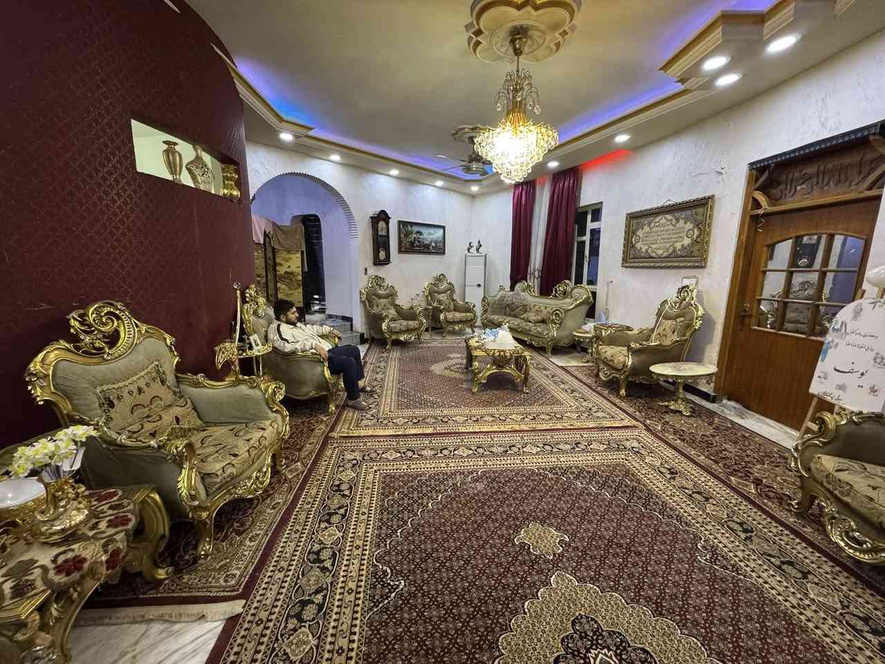 تخم 14 مقعد مصري دمياطي مع السبالت والزوالي والفاترينه كامل يعني ابيع شلع غراض كامله
المكان بغداد
***********
