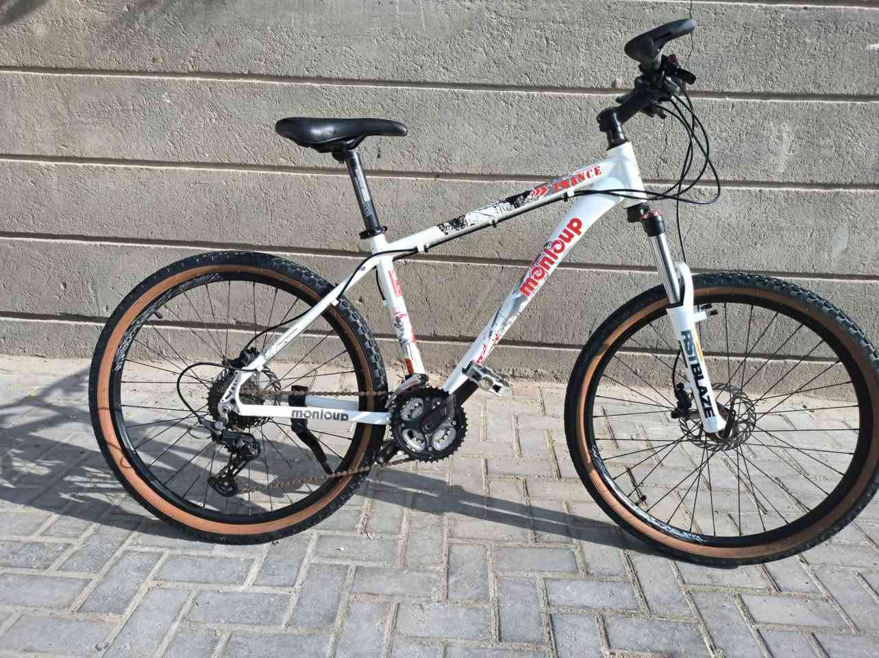 السلام عليكم
اخوان 
بايسكل بالة اصلي للبيع ماركة monloup أصلي اوربي ماركة صيني درجة اولى  اصلي موجه لاوربا مشتريه بالةسعره 300 الف و بيه مجال حك الجية حجم البايسكل 26 ميديم
مكاني البصرة خمسة ميل سكة القطار 
تفاصيل
بريكات دهن 
8 سرع خلفي
3 امامي 
عكرب ديور 12 بس يشتغل طبيعي


**إذا كنت صاحب هذا الإعلان وتريد حذفه لأي سبب، رجاءا أرسل رسالة إلى الدعم الفني**