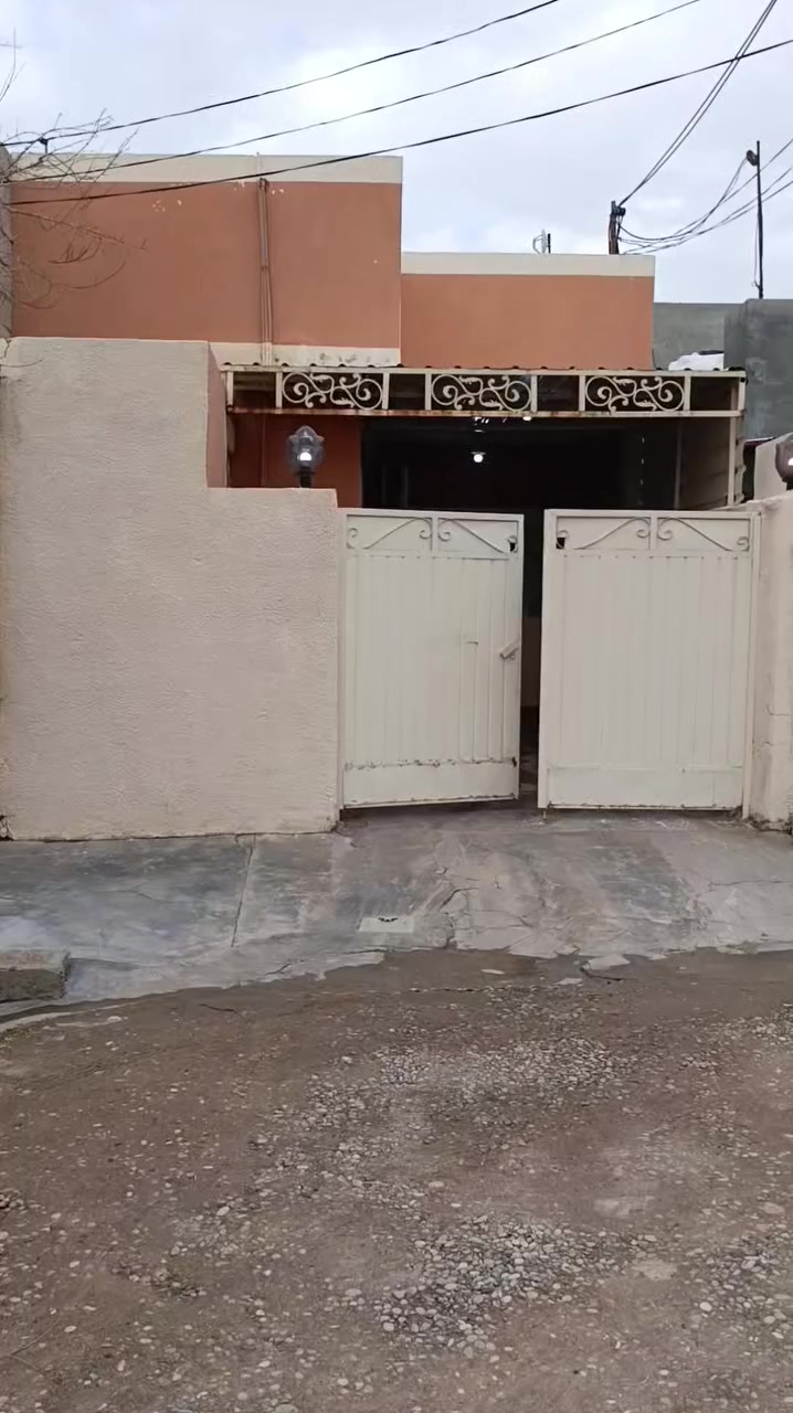 السلام عليكم بيت للبيع في توله فروش قرب جامع الرحمن ومدرسة جرير
محتويات البيت غرفة نوم كبيره واستقبال كبير ومطبخ وصحيات وكراج بالاضافه الى ذلك ترك ودرج خارجي في نهاية البيت
جنس العقار رقم بلديه مقدم معاملة طابو
مساحة البيت 110 متر
السعر 37 مليون وبي مجال 
للاستفسار الاتصال على الرقم ***********
