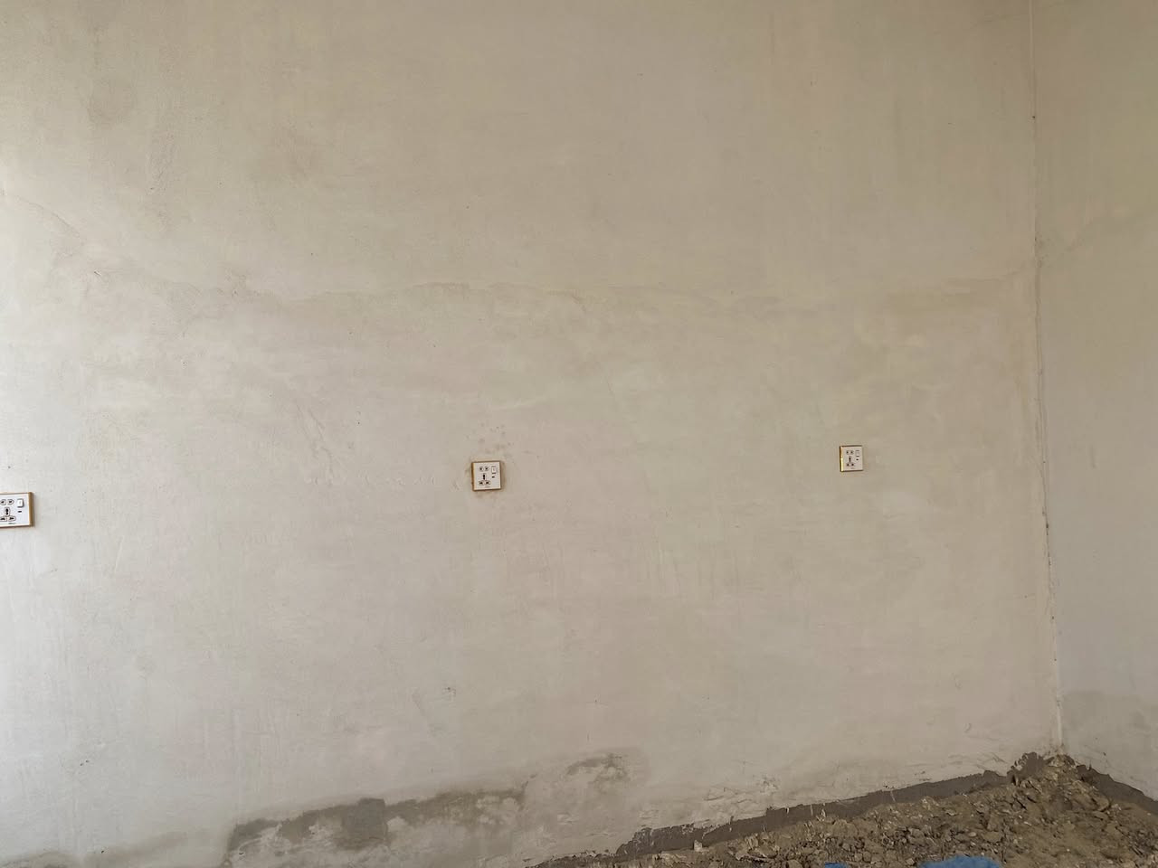 سلام عليكم بيت عد المعالي جاهز عوزه بس ارضيه شارع 

عريض خدمات سعر البيت 22 تعال وشوف بعينك شارع 

10امتار ‭0780 588 2103‬
