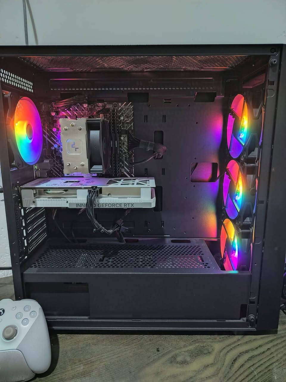 حاسبة (Gaming PC) للبيع
الحاسبة نظيفة جداً وبمواصفات قوية تشغل أقوى الألعاب وبرامج التصميم بأداء عالي.
⚙️ المواصفات التقنية:
المعالج (CPU): Intel Core i5-12400F (جيل 12 قوي جداً للألعاب)
كارت الشاشة (GPU): NVIDIA GeForce RTX 4060 8GB (يدعم تقنيات DLSS 3 وتتبع الأشعة)
الرام (RAM): Corsair Vengeance DDR4 16GB (2x8GB) 3200MHz
التخزين (SSD): M.2 NVMe TeamGroup MP44L 1TB (سريع جداً وسعة كبيرة)
اللوحة الأم (Motherboard): ASUS PRIME H610-K D4
المبرد (CPU Cooler): DeepCool Gammaxx AG300 (تبريد هوائي ممتاز)
الكيس (Case): VG12AL E-ATX Gaming Case (شكل عصري وتهوية ممتازة)
مجهز الطاقة (PSU): 650W Bronze Efficiency
💰 السعر: 1,000,000 دينار عراقي (مليون)
ملاحظة: الحاسبة جاهزة للاستخدام المباشر
مكاني بصرة


**إذا كنت صاحب هذا الإعلان وتريد حذفه لأي سبب، رجاءا أرسل رسالة إلى الدعم الفني**