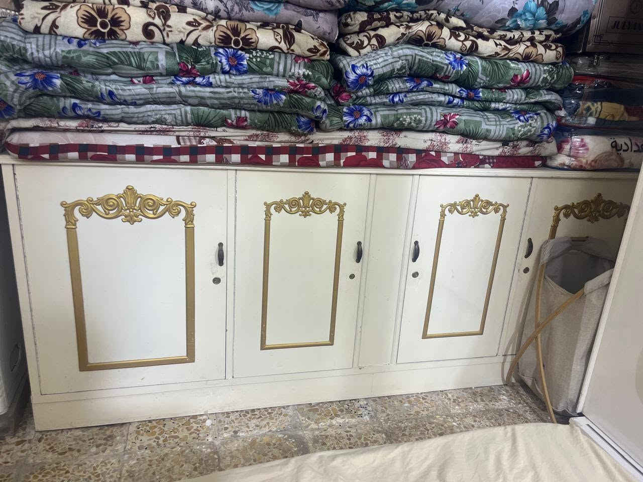 الغرفة نوم تركي نظافه 90%100
بوفيه خشب عراقي طوله 3 امتار

***********
