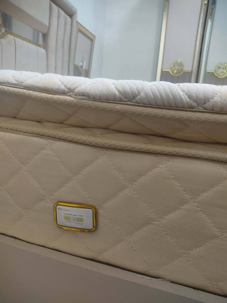 دوشك سفنج رقم واحد وبي ضمان 5 سنوات 
الطول 200 والعرض 180  ملاحضه اني مكلف بل نشر وهاذ رقم صاحبو ‏‪***********‬‏
