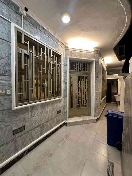 🖱️دار حديث للبيع 🖱️

📎بموقع مميز وابعاد مميزة

📐المساحة:90م. واجهة:9م. نزال:10م

بناء فول درجة اولى يحتوي:
الطابق الاول مطبخ واستقبال وحولي وغرفة نوم وخدمات
الطابق الثاني غرفتين نوم وخدمات
الطابق الثالث غرفة نوم

📎بالاضافة الى سبالت وكاونتر وشاشات 

📌الموقع: حي البنوك / شارع المنيسة

شارع نافذ عريض ١٥م ( قرب الشارع العام )

للاستفسار اكثر الاتصال على الرقم التالي 
*********** 

📍او مراجعة مكتب الدار للوساطة العقارية الكائن في حي البنوك بداية شارع الكنيسة من جهة الجسر
