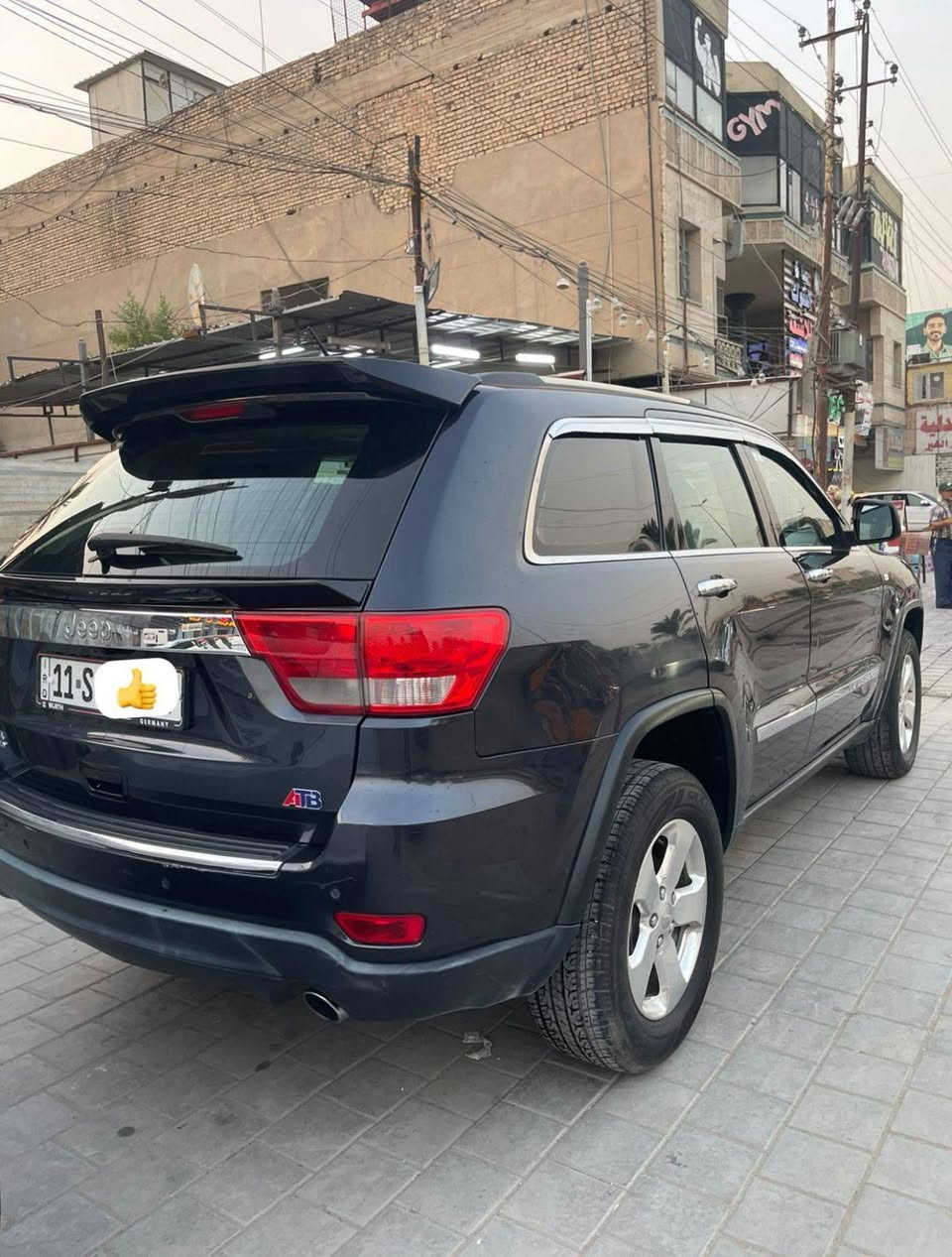 عندي جيب 2013 خليجيه السياره جاهزه من كلشي فول مواصفات للاخير السعر 18000$ يعني 180 ورقه وبيها مجال بسيط حك الجيه السياره للامانه مال بيت 
1-مكينه 6 سلندر 3600 
2-حساس امامي + خلفي
3-كشنات جلد بيجي 
4-اربع مقاعد حار + بارد + تبريد قطعتين
5-تبريد بيانو
6-شاشه كبيره + كامره 
7- حساس امامي خلفي 
8-مري شفط وقلاب عند الرجوع
9-فور ويل درايف بس اني لاغي علمود الشلعه والسرعه
10-جكات تصعيد وتنزيل وجبلي وتعكرات 
11- منظومه زنون عالي ناصي بلوجكترات اصلي شركه
12-دمام خلفي 
13- تحكم ستيرن فول اربع جهات 
14- مرآة عاكس للضوء
15-الباب الخلفي قطعتين
16- فتحه بنراما طكتين
وبعد بيها هواي مواصفات مذاكرهن
علماً السياره جديده بيها فقط طخه خفيفه بالجاملغ الايسر ونصبغ وطخه على كد شبر بالباب الخلفيه اليمنى مكينه كير تخم تاير جديد وسبير منازل والسياره بسمي ورقم الجديد وهزه جديده ورقم التلفون *********** (امير) مكان السياره حي البنوك او الاكريعات تواصل واتس اب بغداد, العراق
