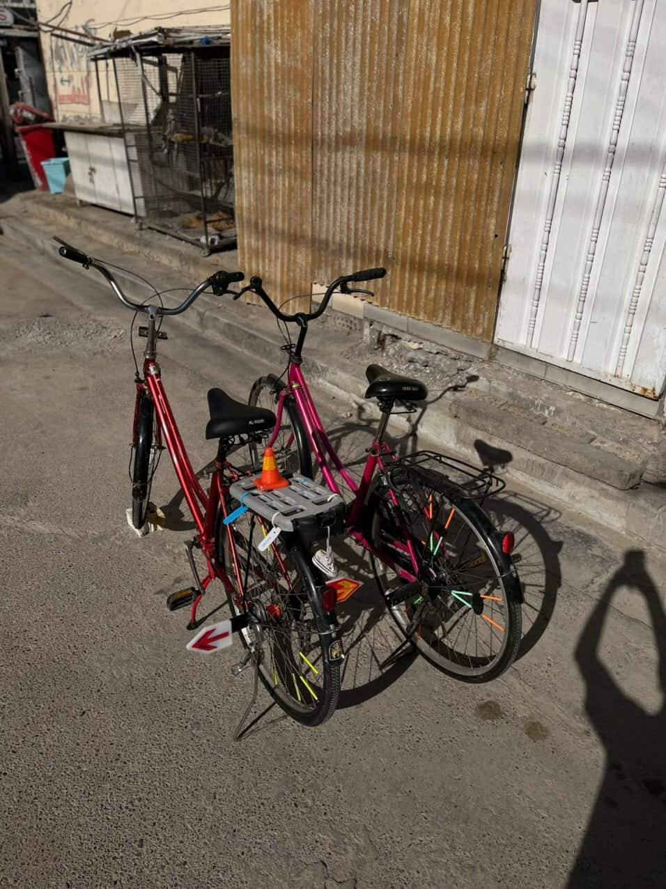 الاحمر بثمانيه والوردي ب 80 والاسود ب 60
***********
