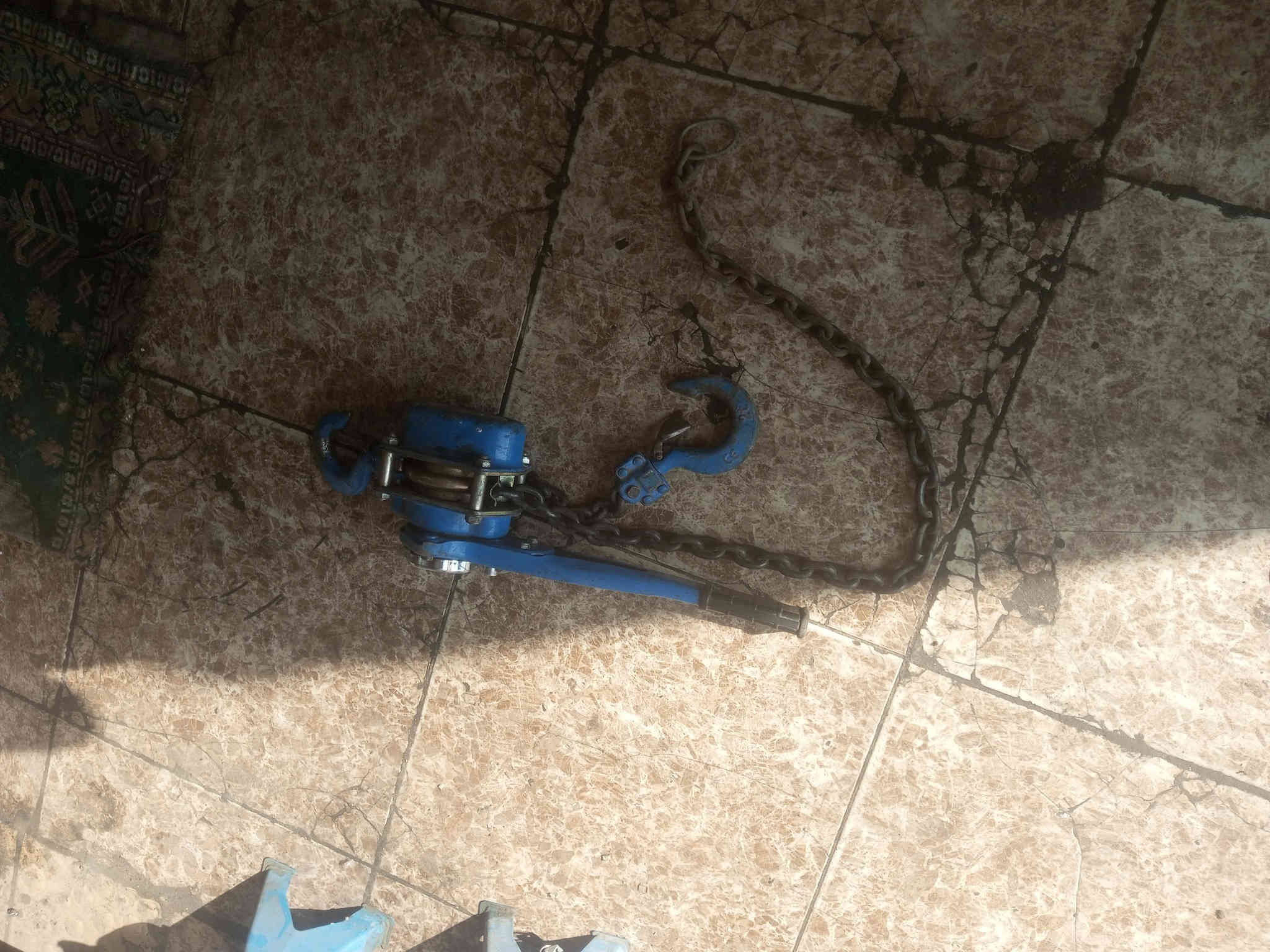 السلام عليكم
غراض سمكره للبيع 
عده كامله كبل فتح محل 
عنواني بغداد حي البتول 
هاتف ***********
