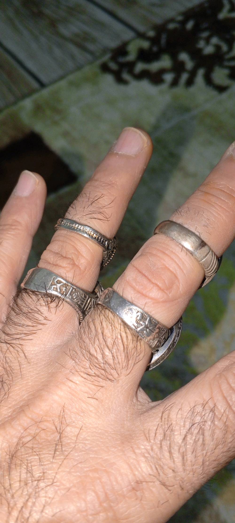 البيع خواتم قديمه فضه عيار 925 حجز اصلي فعال سعرالف25 قفل وذا شلع تريد علا الف 20مناسب فقط شراي يتصل علا رقم*********** او يجي  خاص من رخصه الادمن المحترم وافق ربي يرزقك انشالله باب رزقي اذ مكان بغداد توصيل ماعندي بيع مفرد وشلع