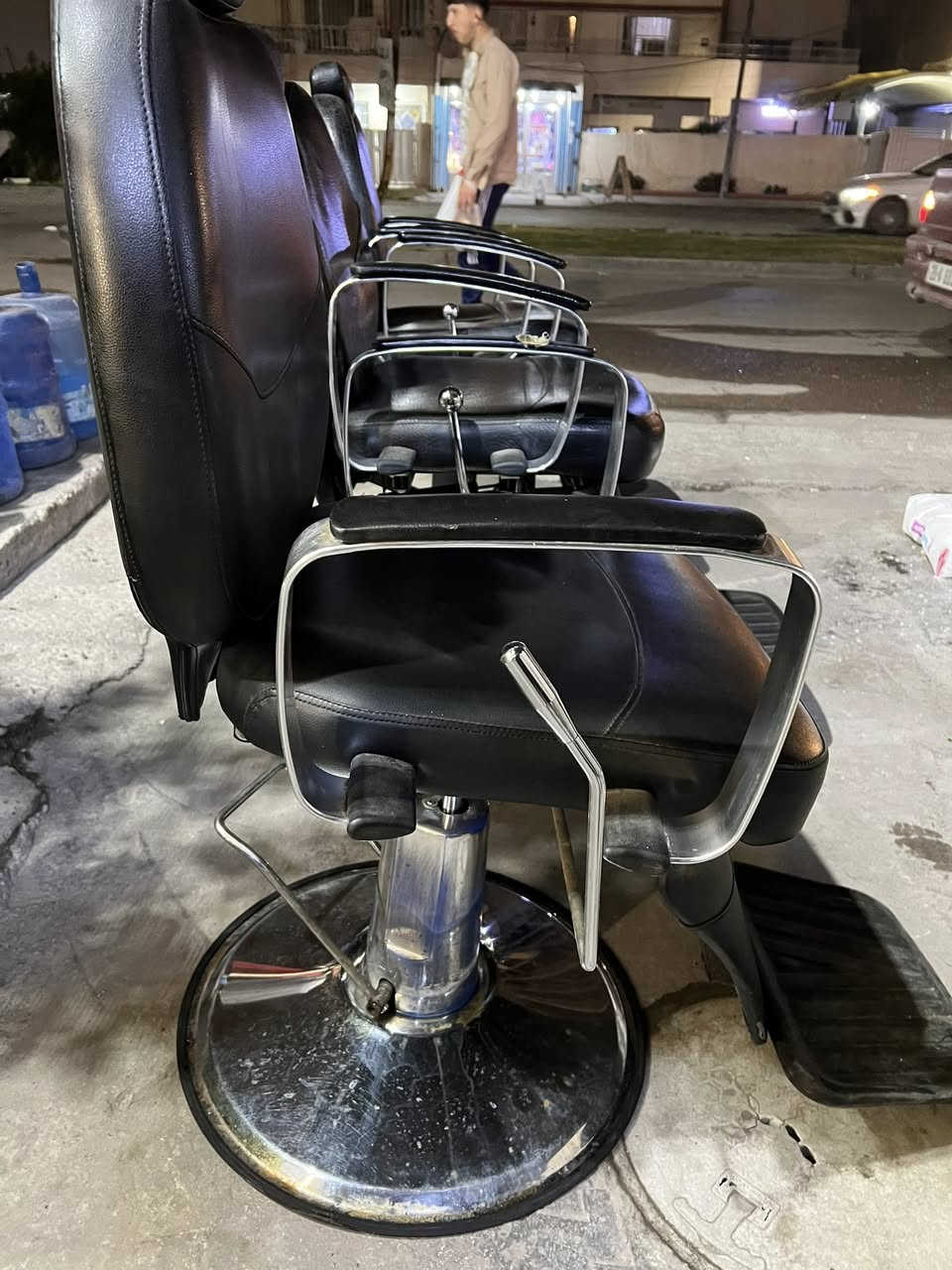 غراض تصفيه محل سعر الاميز لواحد تعليك معه الامرايه 40 الف سعرهن جميع الاميوزه معه المرإه 100 الف 
كراسي حلاقه لا يوجد فيهن برغي نقص نضيفات بدون تعامل سعر الكرسي 75 الف للاستفسار واتساب او الاتصال ۤ؏ رقم 
***********
