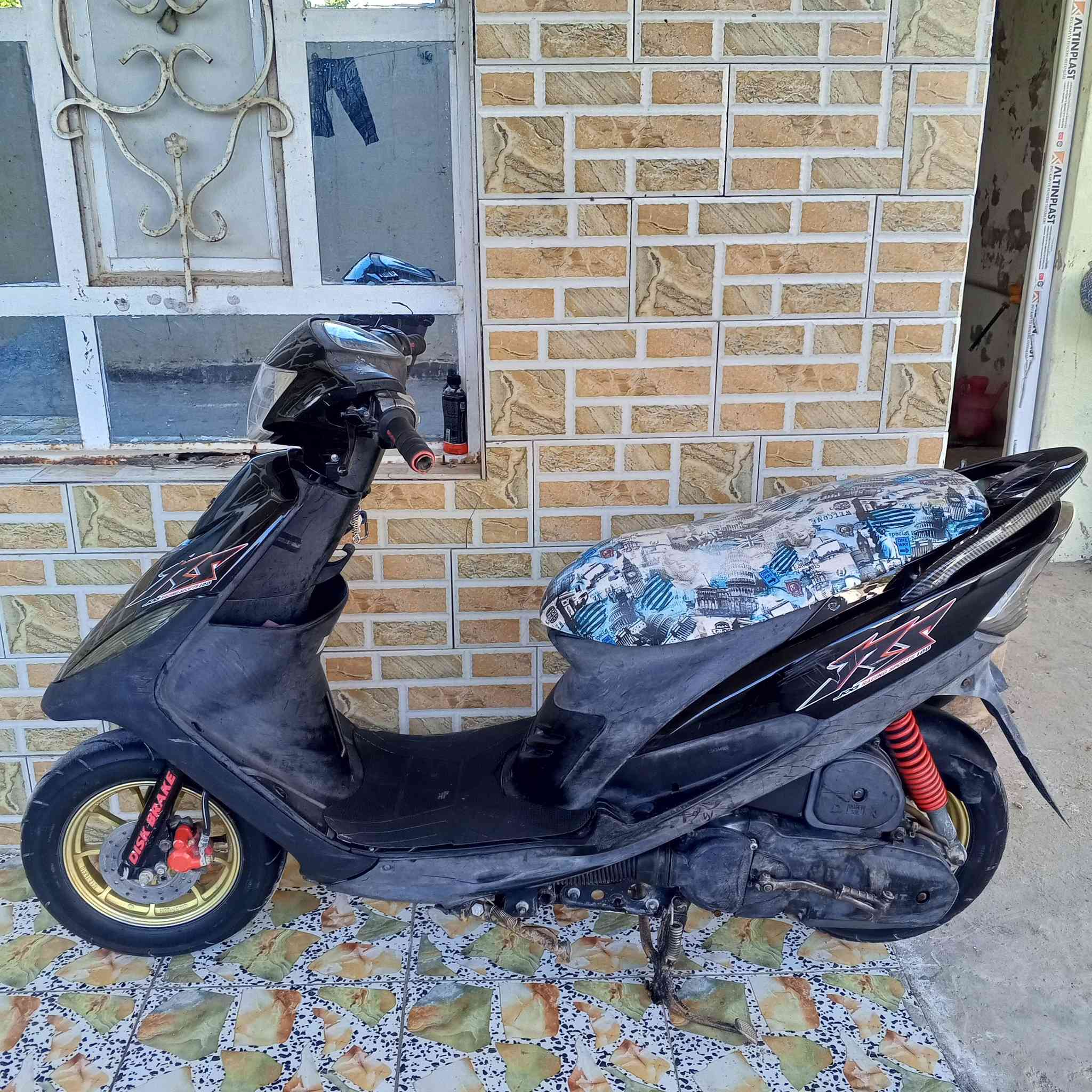 سلام عليكم ماكس عدله للبيع دراجه مكينه 49بلاديه مامفتوحه دراجه شلعه معدل خير عليها وياله RPM  دراجه ملاح يخبل بيها وشوفة عينك من الله  نقصها بس باتري ضعيف سعر 700وبيها مجال مكاني حله مركز  ***********
