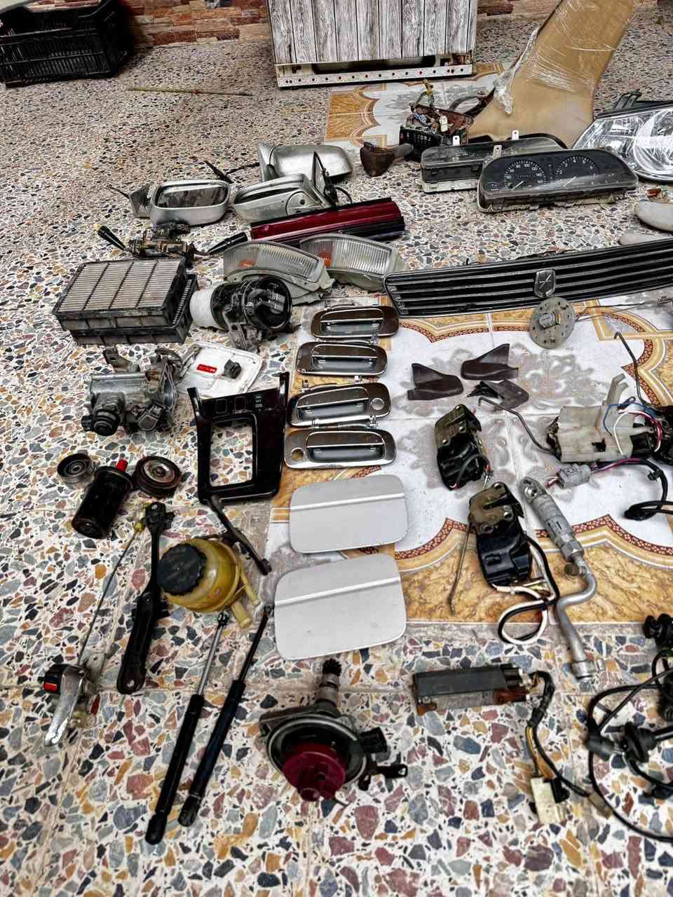 السلام عليكم مجموعة غراض محور الباب مال حاوية وبعض الغراض كذلك نظيفة واسعارهن مناسبة
للاتصال ***********
