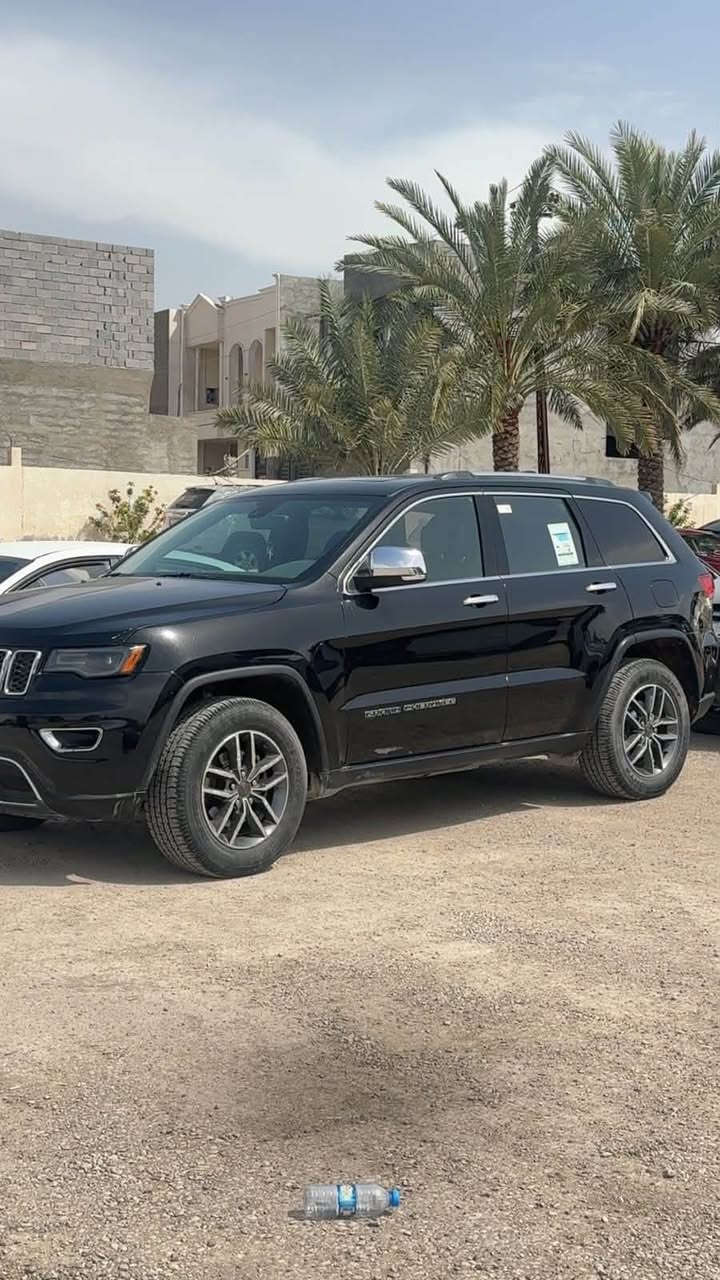 السلام عليكم 
جيب كراند شيروكي ٢٠٢٠ 
مواصفات السيارة لمتد فول 
داخلة للعراق تقرير غرق 
وصار بيهة صبغ بلعراق قطعتين 
السيارة حلوة وجاهزة 
سعرهة ١٩٥$ وبيهة مجال 
مكانهة ديالى بعقوبة 
***********
