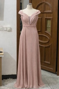 فساتين • ٢ كلوش ١ بينسل • توصيل لجميع المحافظات