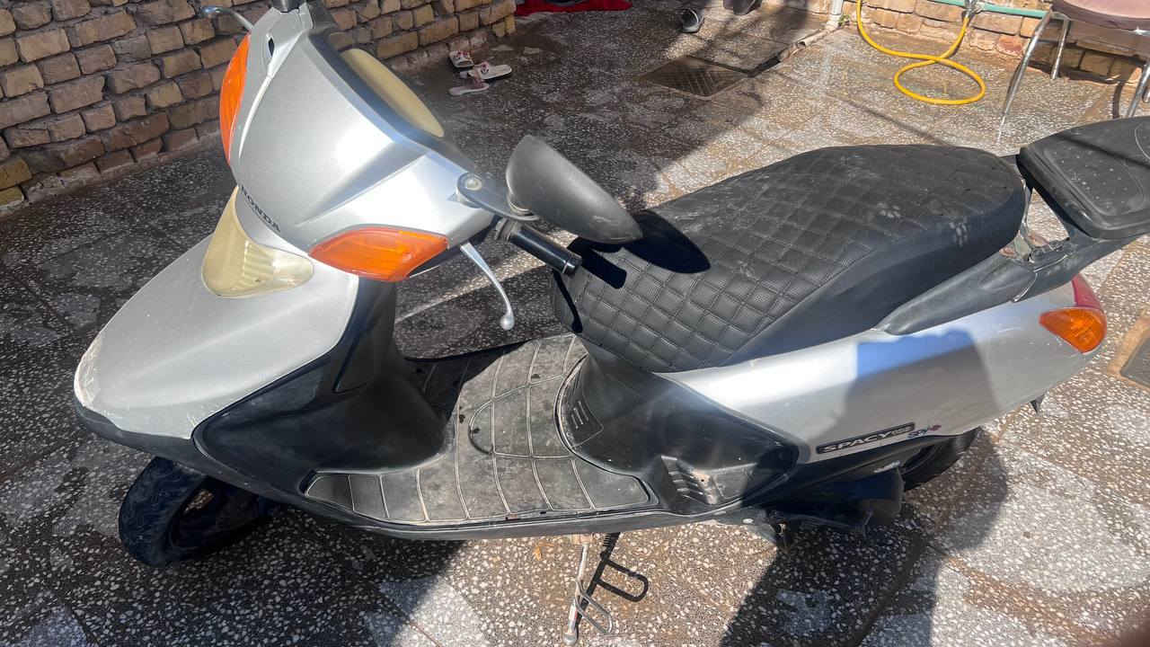 سبيسي ياباني رمبة 
صار شهر منزله حاويه 

كلشي جديد برغي ما مفتوح بيها 

***********

مليون وميه 
بيها مجال
