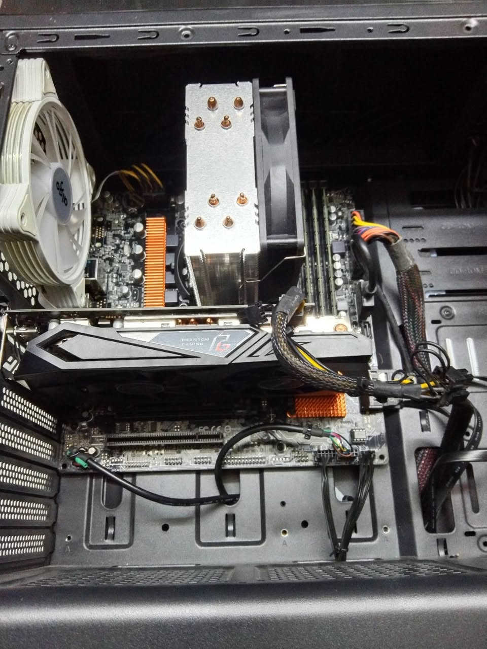 السلام عليكم 
حاسبة دسكتوب تجميع انتل كور 7 جيل السادس مستعملة نظيفة للبيع 
......
السعر 400 ألف دينار 
***********
عنوان بغداد زيونة 
البيع بضمان الفحص 
لا يتوفر توصيل 
.......
ملاحظة 
كيس فقط بدون أي ملحقات 
......
المواصفات 
معالج انتل كور 7 جيل السادس رقم المعالج 6700
كارد شاشة 8 كيكا جديد AMD RX 580 GDDR5 
هارد 360 كيكا للنظام والبرامج جديد SSD 
هارد 500 كيكا للالعاب HDD 
هارد 500 كيكا للالعاب HDD 
رام 32 كيكا جديد 8×8 تردد 1600 DDR3 
مذربورد جديد جيل السادس والسابع Asrock B150 DDR3 
تبريد معالج احترافي جديد coolstrom RGB 
مراوح انارة متغيرة عدد 3 مع المتحكم Aigo RGB 
باور سبلاي 650 واط حقيقي ThermalTake 
كيس جديد حجم كبير TIC G-Force 
.......
الحاسبة تعمل على نظام وندوس 11 وتحتوي على أكثر من 30 لعبة طور القصة اوفلاين مع لعبة ببجي موبايل اونلاين 
......
مع جزيل الشكر لإدارة المجموعة
