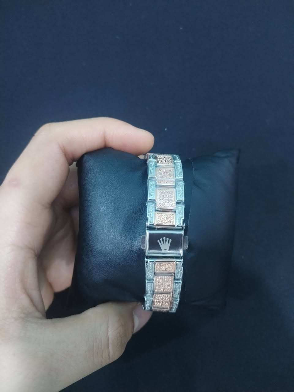 🌟 ساعة يد الكلاسيكية من رولكس⌚✨
🔹 ماركة: رولكس (Rolex Datejust) 
🔹 مقاومة للصدا والماء✅ 
🔹القفل فراشه مختم بشعار الماركة
🔹 عداد شهري وعدسة سايكلوبس المكبرة عند موضع الساعة 📅  
معدن ستانلس ستيل تعمل بحركة كوارتز  🎉
***********
