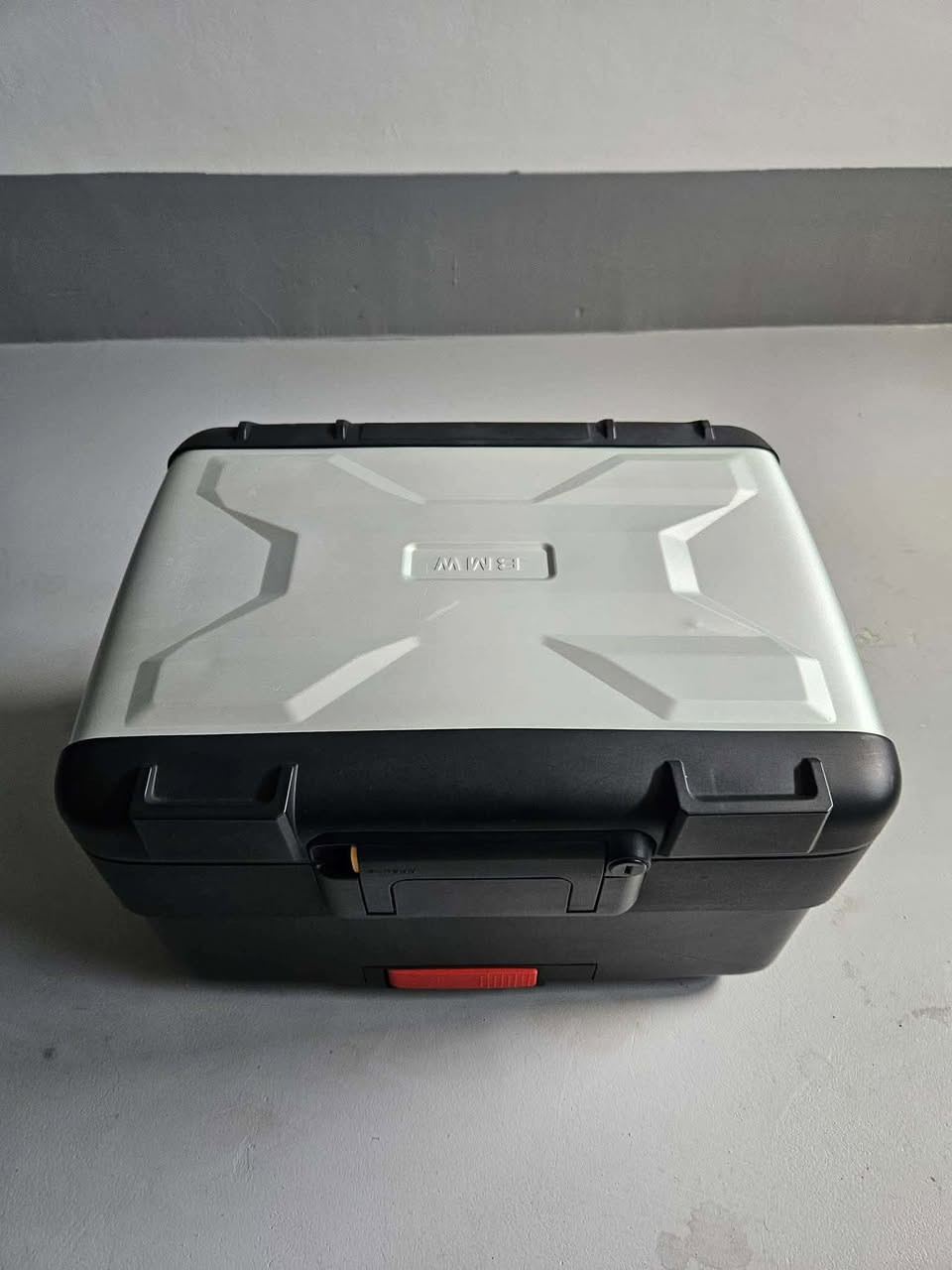 صندوق علوي  من BMW ، وهو مصمم خصيصاً لسلسلة دراجات BMW GS النارية. 
المواصفات والمميزات:
التوافق: يتناسب مع موديلات BMW R 1200 GS و R 1250 GS و F 750 GS و F 850 GS.
السعة المتغيرة: يتميز بآلية حاصلة على براءة اختراع تسمح بتعديل حجمه، حيث تتراوح سعته التخزينية عادةً بين 25 إلى 35 لتراً.
التصميم والمواد: مصنوع من البلاستيك المتين والمقاوم للماء مع وجود غطاء مطعم بالألومنيوم ليتناسب مع تصميم دراجات الـ GS.
الأمان: يتضمن آلية قفل آمنة، ويمكن في الغالب برمجته ليعمل بمفتاح الدراجة نفسه.
@متابعين


**إذا كنت صاحب هذا الإعلان وتريد حذفه لأي سبب، رجاءا أرسل رسالة إلى الدعم الفني**